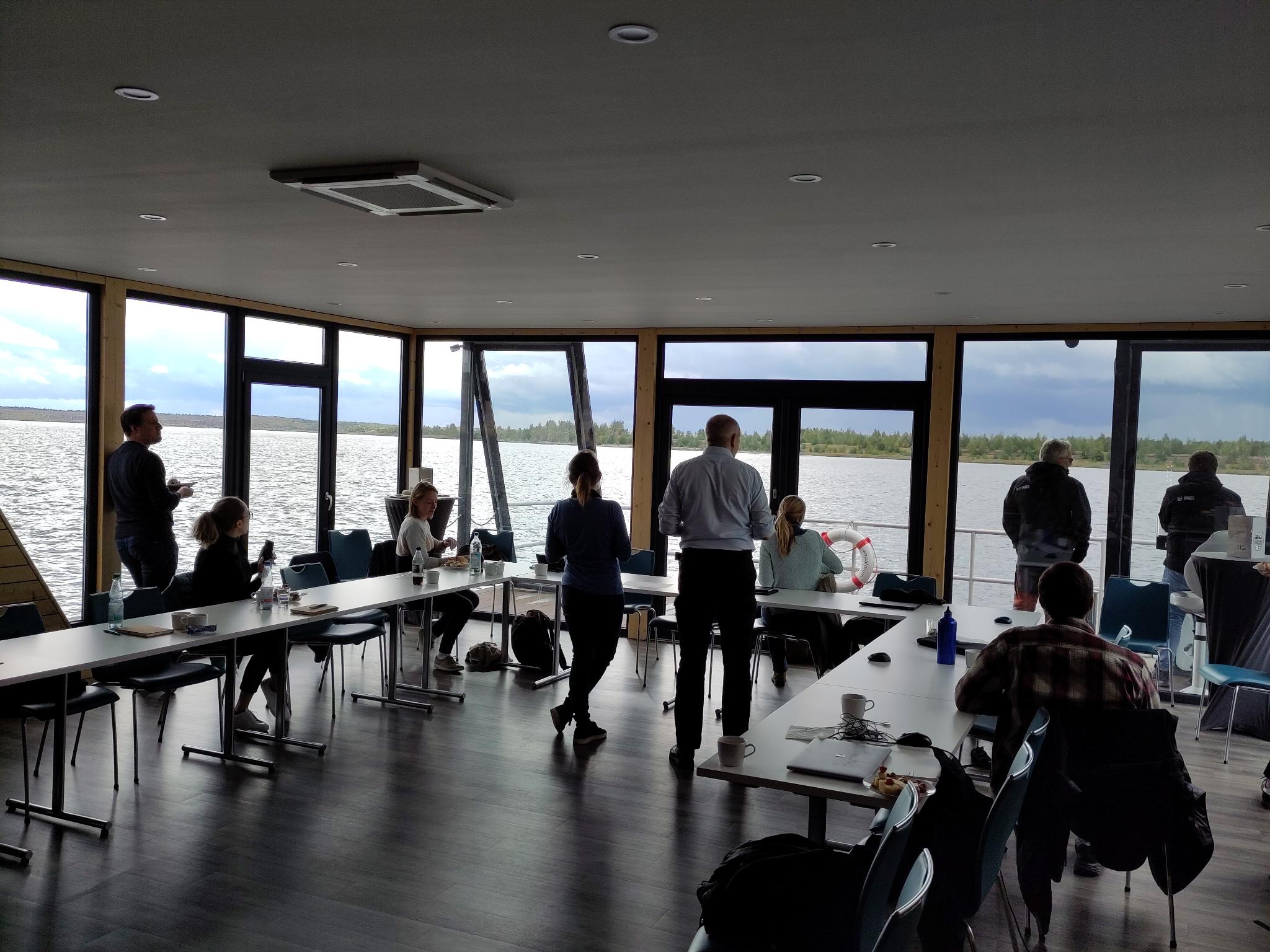 Treffen des Konsortiums des Move2Lausitz Projektes Teilnehmende eines Konsortiumtreffens des Move2Lausitz Projektes auf dem Konferenzboot AQUAFORUM am Besucherbergwerk F60