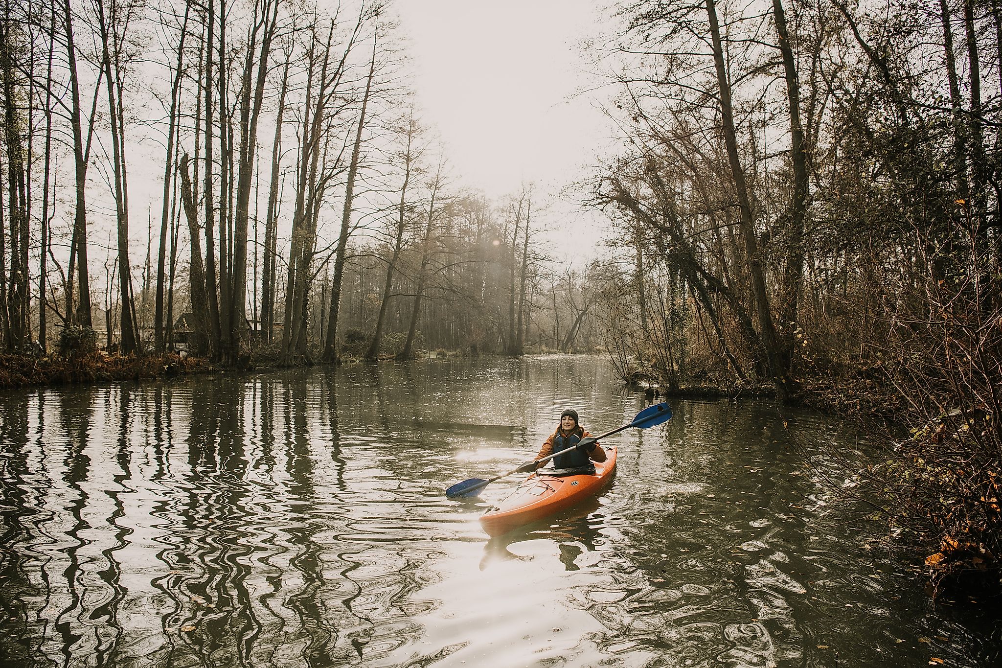 Kanutour im Spreewald im Winter Kanusportlerin im Spreewald im Winter