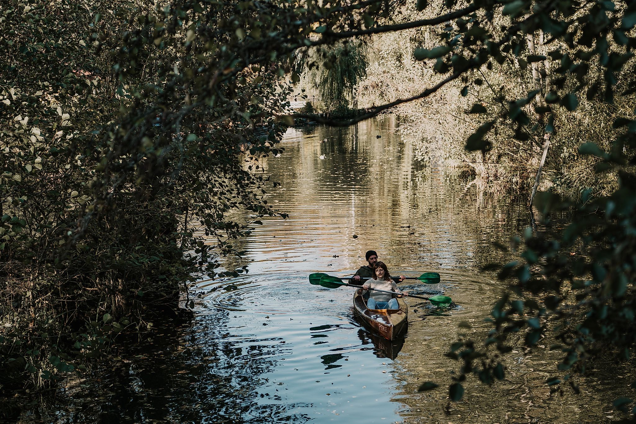 Paar im Zweierkayak paddelt im Spreewald Paar im Zweierkayak paddelt im Spreewald