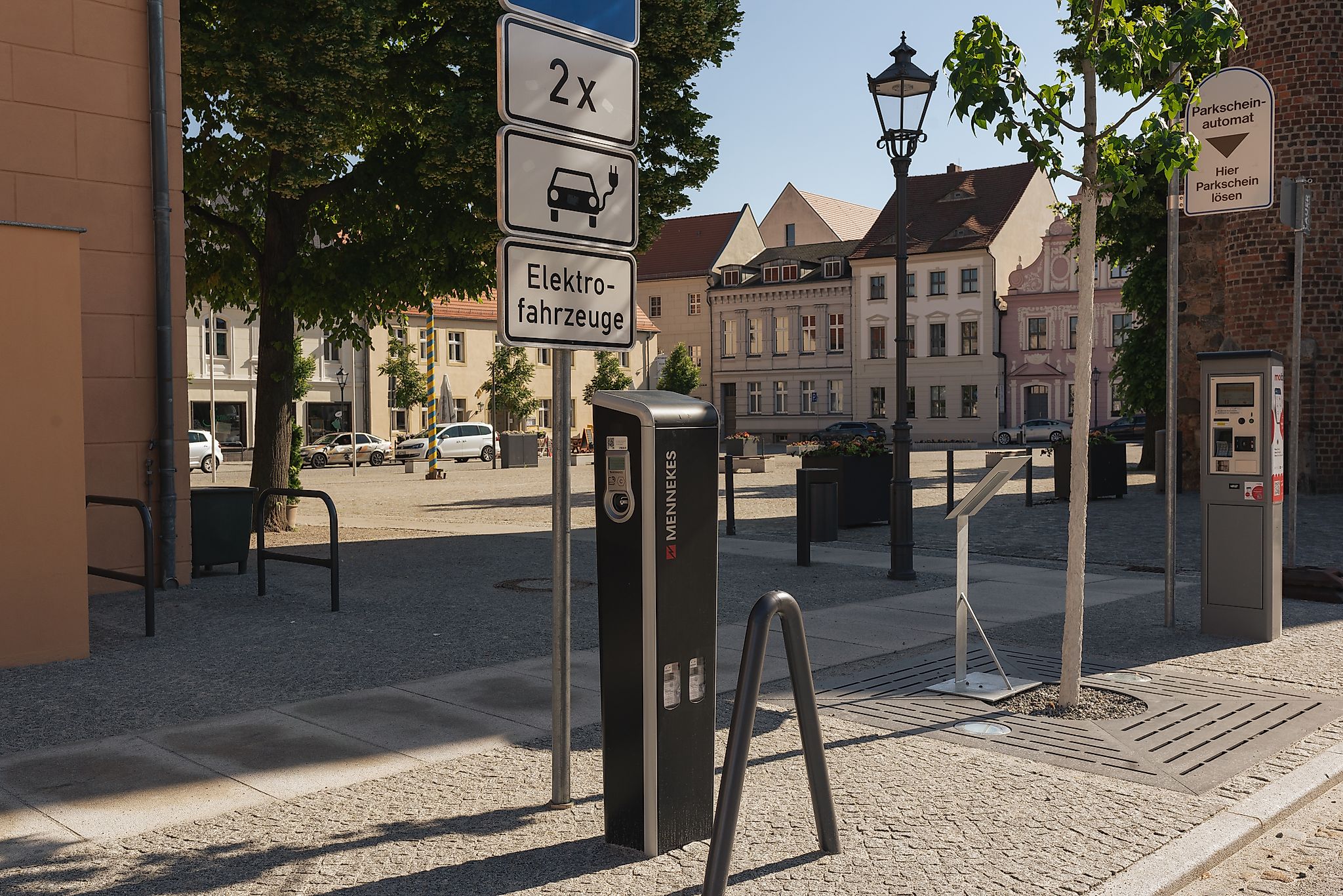Ladesäule für Elektroautos in der Innenstadt von Luckau Ladesäule für Elektroautos in der Innenstadt von Luckau
